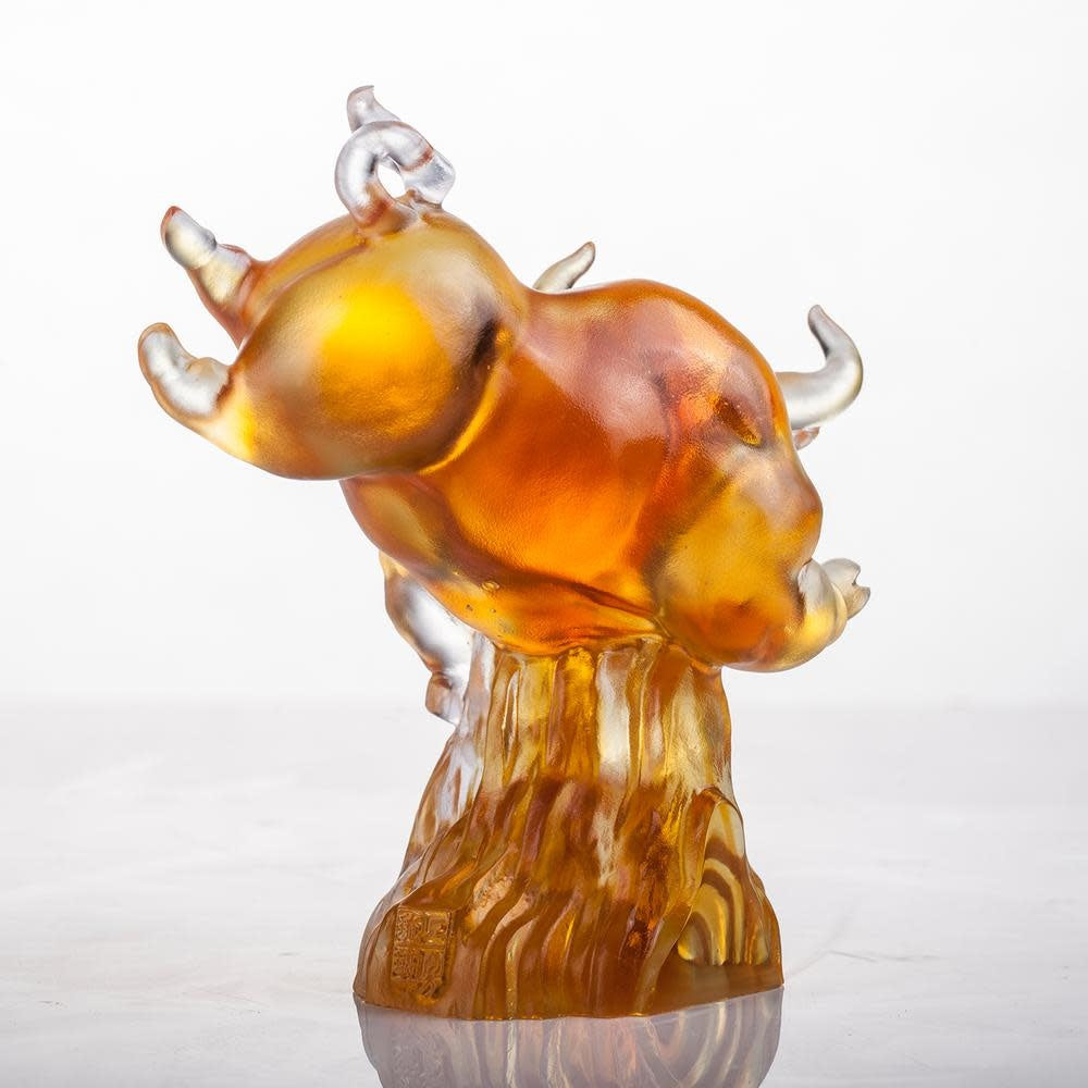 LIULI Crystal Art Crystal Year of the Ox 2021 Statue "Peak"