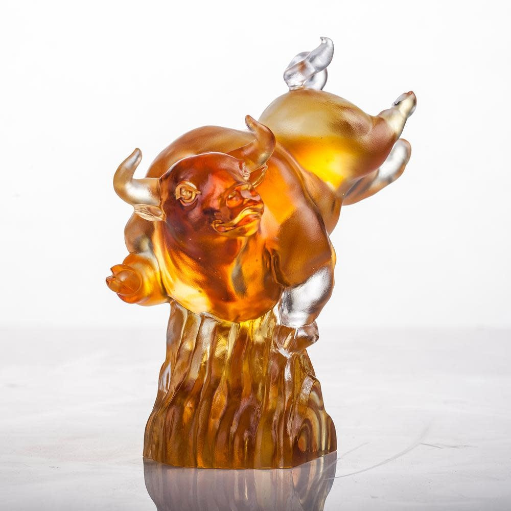 LIULI Crystal Art Crystal Year of the Ox 2021 Statue "Peak"