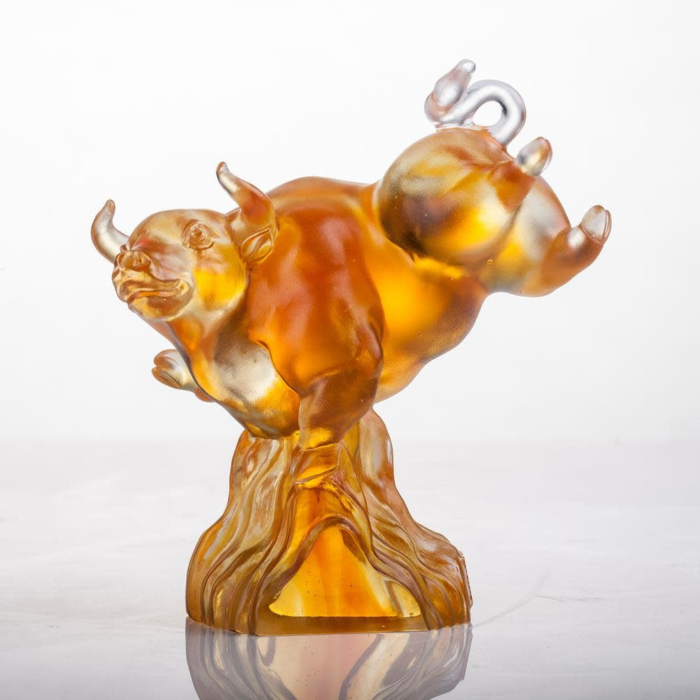 LIULI Crystal Art Crystal Year of the Ox 2021 Statue "Peak"