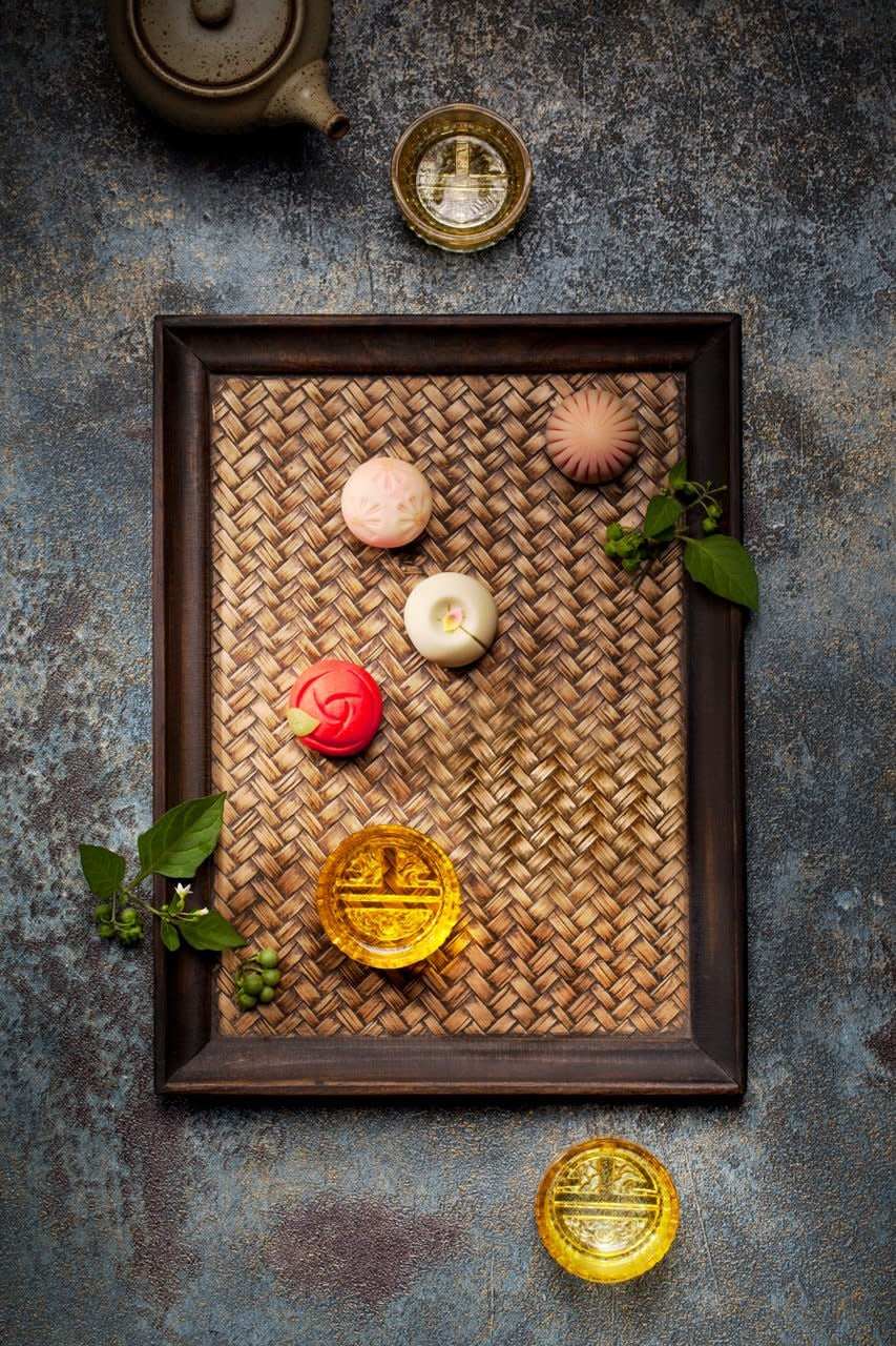 LIULI Crystal Art Crystal Sake Glasses, Shot Glasses, "Auspicious Moon"